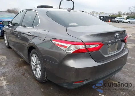 2020 Toyota Camry Le z USA, uszkodzony, nr VIN 4T1L11AK7LU953684